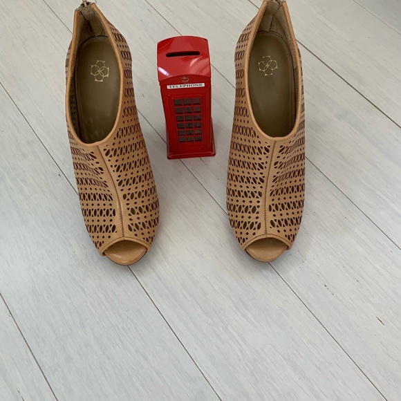 Ann Taylor tan open toe bootie size 8 1/2M. - Picture 2 of 4